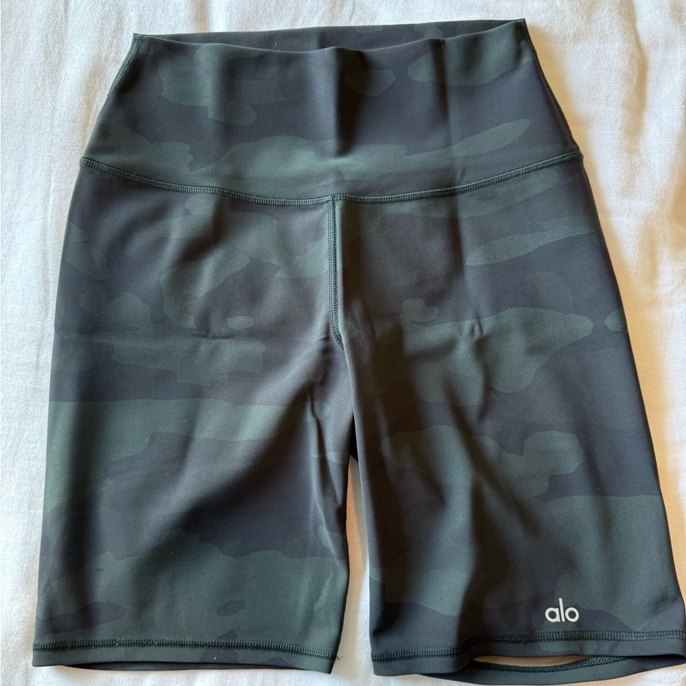 ALO Yoga Women's Camouflage Gray Shorts